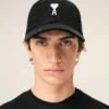 Șapcă din bumbac negru cu patch din pâslă Ami de Coeur Șapcă din bumbac negru cu patch din pâslă Ami de Coeur