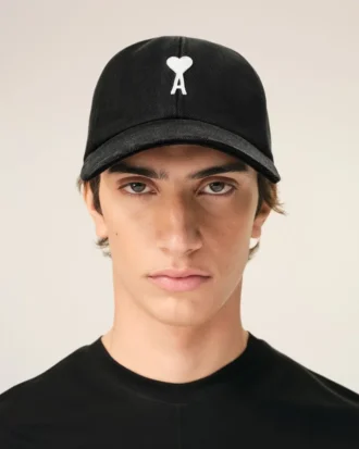 Șapcă din bumbac negru cu patch din pâslă Ami de Coeur