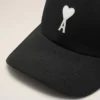 Șapcă din bumbac negru cu patch din pâslă Ami de Coeur Șapcă din bumbac negru cu patch din pâslă Ami de Coeur