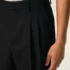Bermude largi din lână nouă, de culoare neagră, cu talie joasă Bermude largi din lână nouă, de culoare neagră, cu talie joasă