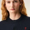 Cardigan albastru din lână cu guler rotund și Ami de Coeur în contrast Cardigan albastru din lână cu guler rotund și Ami de Coeur în contrast