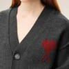 Cardigan din lână gri cu Ami de Coeur în contrast
