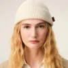 Căciulă din lână albă cu etichetă din piele Ami