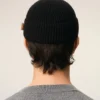 Căciulă din lână neagră cu etichetă din piele „Ami”