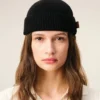 Căciulă din lână neagră cu etichetă din piele „Ami”