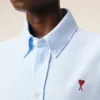 Cămașă clasică din bumbac albastru, cu mâneci lungi, guler cu nasturi și broderie ADC