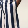 Costum de baie cu dungi lungi albe și bleumarin Costum de baie cu dungi lungi albe și bleumarin