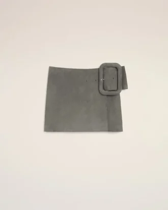 Fustă mini din piele de capră gri, cu curea cu cataramă mare
