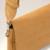 Geantă tip messenger cu clapă din piele de vacă galbenă Geantă tip messenger cu clapă din piele de vacă galbenă