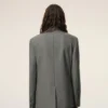 Jachetă dreaptă din lână nouă, de culoare gri, cu un singur rând de nasturi Jachetă dreaptă din lână nouă, de culoare gri, cu un singur rând de nasturi