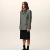 Jachetă dreaptă din lână nouă, de culoare gri, cu un singur rând de nasturi Jachetă dreaptă din lână nouă, de culoare gri, cu un singur rând de nasturi