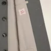Jachetă dreaptă din lână nouă, de culoare gri, cu un singur rând de nasturi Jachetă dreaptă din lână nouă, de culoare gri, cu un singur rând de nasturi