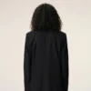 Jachetă neagră din lână nouă, cu un singur rând de nasturi, croială dreptă Jachetă neagră din lână nouă, cu un singur rând de nasturi, croială dreptă