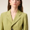 Jachetă verde din lână nouă, cu un singur rând de nasturi, croială ajustată Jachetă verde din lână nouă, cu un singur rând de nasturi, croială ajustată