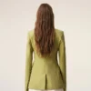 Jachetă verde din lână nouă, cu un singur rând de nasturi, croială ajustată Jachetă verde din lână nouă, cu un singur rând de nasturi, croială ajustată