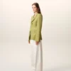 Jachetă verde din lână nouă, cu un singur rând de nasturi, croială ajustată Jachetă verde din lână nouă, cu un singur rând de nasturi, croială ajustată
