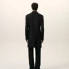 Palton negru din lână nouă, cu croi drept și un singur rând de nasturi Palton negru din lână nouă, cu croi drept și un singur rând de nasturi