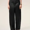 Pantaloni cu curea din satin negru cu cataramă