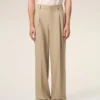 Pantaloni largi din lână nouă, de culoare bej, cu talie joasă Pantaloni largi din lână nouă, de culoare bej, cu talie joasă