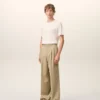 Pantaloni largi din lână nouă, de culoare bej, cu talie joasă Pantaloni largi din lână nouă, de culoare bej, cu talie joasă