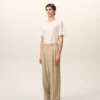 Pantaloni largi din lână nouă, de culoare bej, cu talie joasă Pantaloni largi din lână nouă, de culoare bej, cu talie joasă