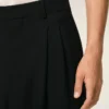 Pantaloni largi din lână nouă, de culoare neagră, cu talie joasă Pantaloni largi din lână nouă, de culoare neagră, cu talie joasă