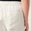 Pantaloni scurți Ami de Coeur din amestec de in, de culoare bej, cu talie elastică Pantaloni scurți Ami de Coeur din amestec de in, de culoare bej, cu talie elastică