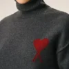 Pulover din lână gri cu guler în formă de pâlnie și Ami de Coeur în contrast Pulover din lână gri cu guler în formă de pâlnie și Ami de Coeur în contrast
