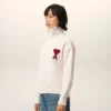 Pulover din lână naturală cu guler în formă de pâlnie și broderie Ami de Coeur în contrast Pulover din lână naturală cu guler în formă de pâlnie și broderie Ami de Coeur în contrast