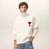 Pulover din lână naturală cu guler în formă de pâlnie și broderie Ami de Coeur în contrast Pulover din lână naturală cu guler în formă de pâlnie și broderie Ami de Coeur în contrast