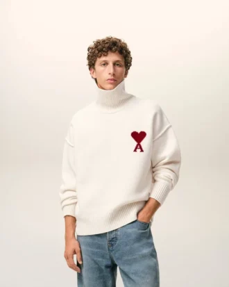 Pulover din lână naturală cu guler în formă de pâlnie și broderie Ami de Coeur în contrast