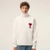 Pulover din lână naturală cu guler în formă de pâlnie și broderie Ami de Coeur în contrast Pulover din lână naturală cu guler în formă de pâlnie și broderie Ami de Coeur în contrast