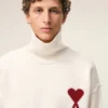 Pulover din lână naturală cu guler în formă de pâlnie și broderie Ami de Coeur în contrast Pulover din lână naturală cu guler în formă de pâlnie și broderie Ami de Coeur în contrast