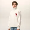 Pulover din lână naturală cu guler în formă de pâlnie și broderie Ami de Coeur în contrast Pulover din lână naturală cu guler în formă de pâlnie și broderie Ami de Coeur în contrast