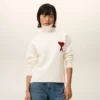 Pulover din lână naturală cu guler în formă de pâlnie și broderie Ami de Coeur în contrast Pulover din lână naturală cu guler în formă de pâlnie și broderie Ami de Coeur în contrast