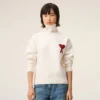 Pulover din lână naturală cu guler în formă de pâlnie și broderie Ami de Coeur în contrast Pulover din lână naturală cu guler în formă de pâlnie și broderie Ami de Coeur în contrast