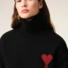 Pulover negru din lână cu guler în formă de pâlnie și motiv Ami de Coeur în contrast Pulover negru din lână cu guler în formă de pâlnie și motiv Ami de Coeur în contrast