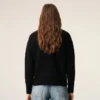 Pulover negru din lână cu guler în formă de pâlnie și motiv Ami de Coeur în contrast Pulover negru din lână cu guler în formă de pâlnie și motiv Ami de Coeur în contrast