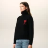 Pulover negru din lână cu guler în formă de pâlnie și motiv Ami de Coeur în contrast Pulover negru din lână cu guler în formă de pâlnie și motiv Ami de Coeur în contrast