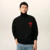 Pulover negru din lână cu guler în formă de pâlnie și motiv Ami de Coeur în contrast Pulover negru din lână cu guler în formă de pâlnie și motiv Ami de Coeur în contrast