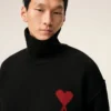Pulover negru din lână cu guler în formă de pâlnie și motiv Ami de Coeur în contrast Pulover negru din lână cu guler în formă de pâlnie și motiv Ami de Coeur în contrast