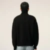 Pulover negru din lână cu guler în formă de pâlnie și motiv Ami de Coeur în contrast Pulover negru din lână cu guler în formă de pâlnie și motiv Ami de Coeur în contrast