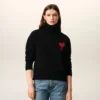 Pulover negru din lână cu guler în formă de pâlnie și motiv Ami de Coeur în contrast Pulover negru din lână cu guler în formă de pâlnie și motiv Ami de Coeur în contrast