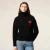 Pulover negru din lână cu guler în formă de pâlnie și motiv Ami de Coeur în contrast Pulover negru din lână cu guler în formă de pâlnie și motiv Ami de Coeur în contrast