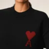 Pulover negru din lână cu guler rotund și Ami de Coeur în contrast Pulover negru din lână cu guler rotund și Ami de Coeur în contrast