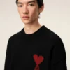 Pulover negru din lână cu guler rotund și Ami de Coeur în contrast Pulover negru din lână cu guler rotund și Ami de Coeur în contrast