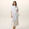 Rochie-cămașă largă Ami de Coeur din bumbac cu dungi albe Rochie-cămașă largă Ami de Coeur din bumbac cu dungi albe