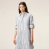 Rochie-cămașă largă Ami de Coeur din bumbac cu dungi albe Rochie-cămașă largă Ami de Coeur din bumbac cu dungi albe