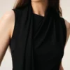Top fără mâneci din jersey negru Lavalliere Top fără mâneci din jersey negru Lavalliere