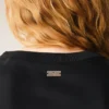 Tricou negru din satin cu mâneci scurte și detalii din tricot Tricou negru din satin cu mâneci scurte și detalii din tricot